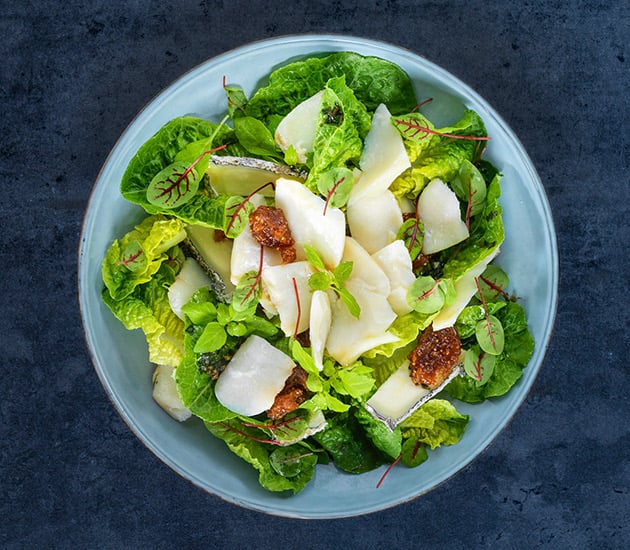 Salad with Norwegian clipfish, goat cheese and figs