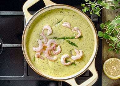 Asparagus soup with prawns
