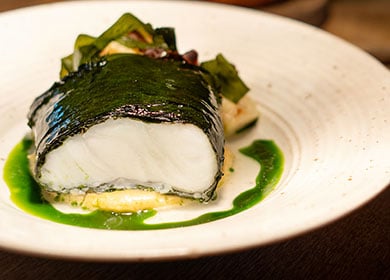 Norwegian skrei baked in winged kelp with celery root and mussel sauce