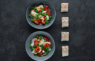 Stockfish with peas and tomato