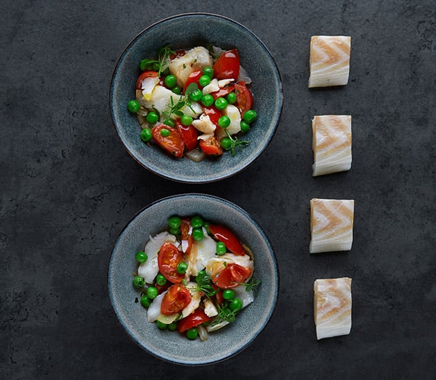 Stockfish with peas and tomato