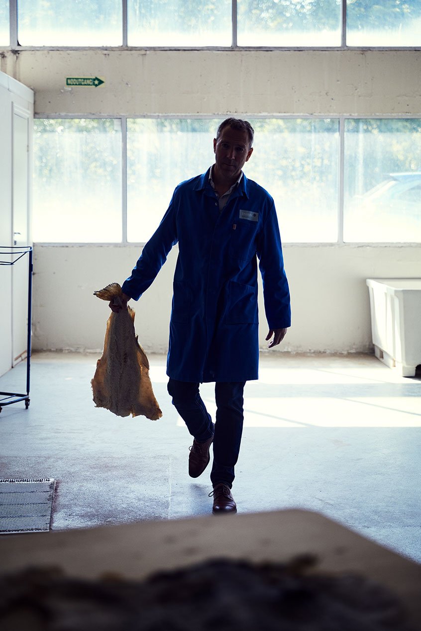 Jacob Dybvig carrying clipfish